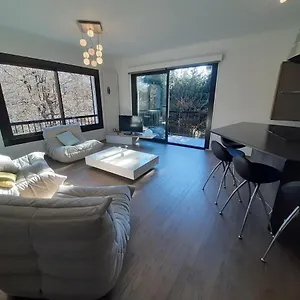 https://holiday-home-de-la-corniche.hotels-rhonealpes.com